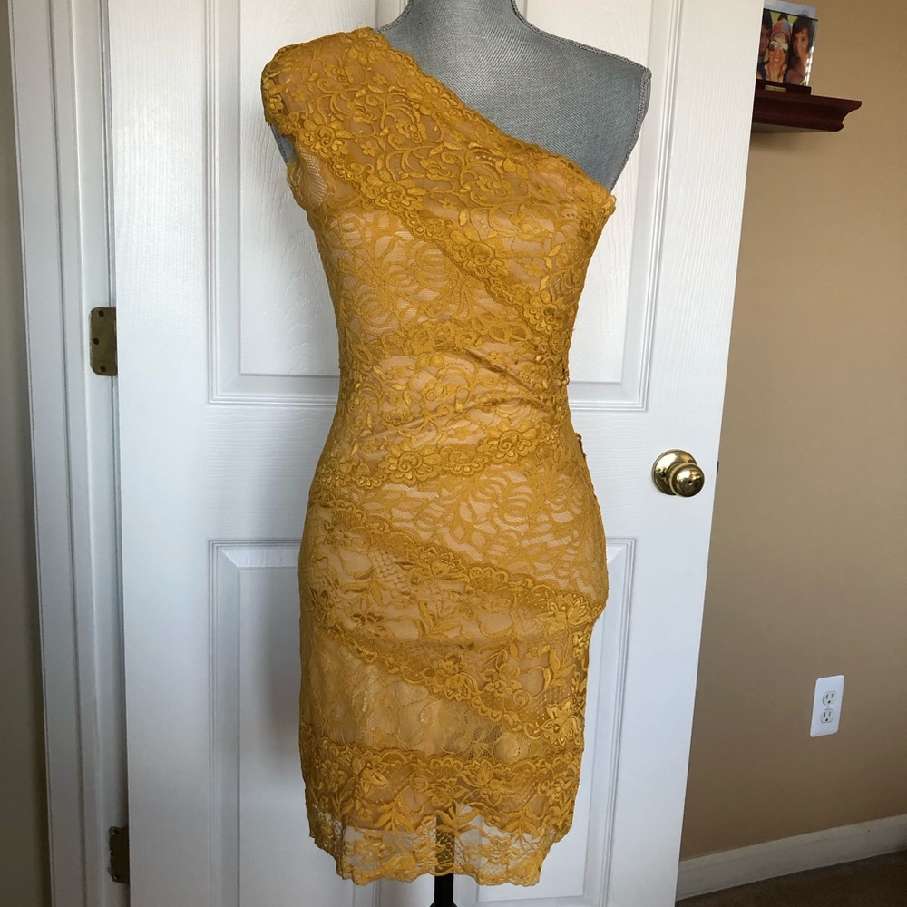 Bebe lace dress sz M